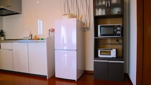 冷蔵庫、電子レンジ、コンロ、調理器具と食器