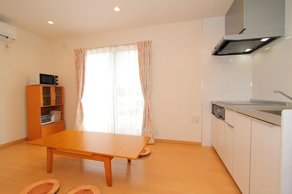 Fridge, microwave, stovetop, cookware/dishes/utensils