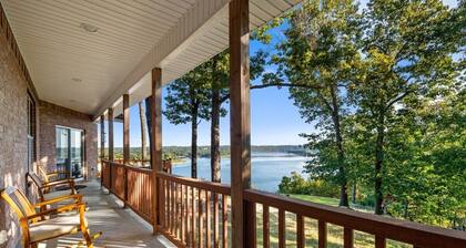 Birds Eye Retreat -10 acres on Beaver Lake-Hot Tub