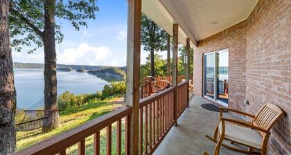 Birds Eye Retreat -10 acres on Beaver Lake-Hot Tub