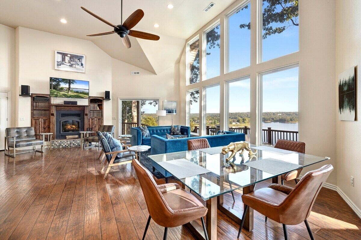 Télévision, cheminée, espaces bureaux