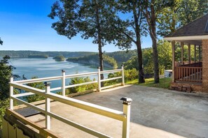 Property grounds - Birds Eye Retreat -10 acres on Beaver Lake-Hot Tub (Rogers)