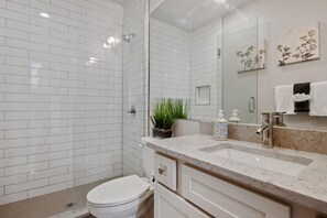 Douche, sèche-cheveux, serviettes fournies
