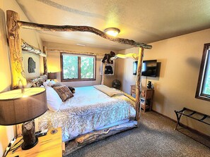 5 bedrooms, desk, iron/ironing board, travel crib