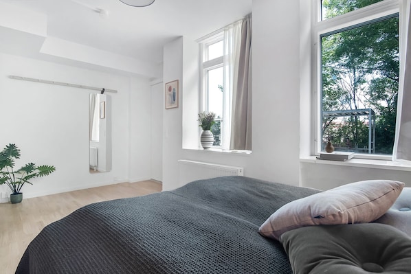 1 habitación, tabla de planchar con plancha y cuna de viaje