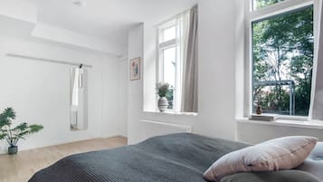 1 habitación, tabla de planchar con plancha y cuna de viaje