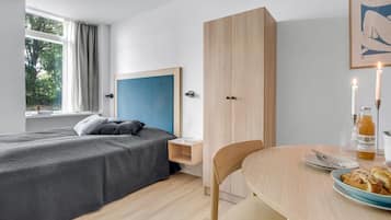 1 habitación, tabla de planchar con plancha y cuna de viaje