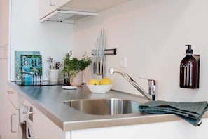 Réfrigérateur, four à micro-ondes, un four, surface de cuisson