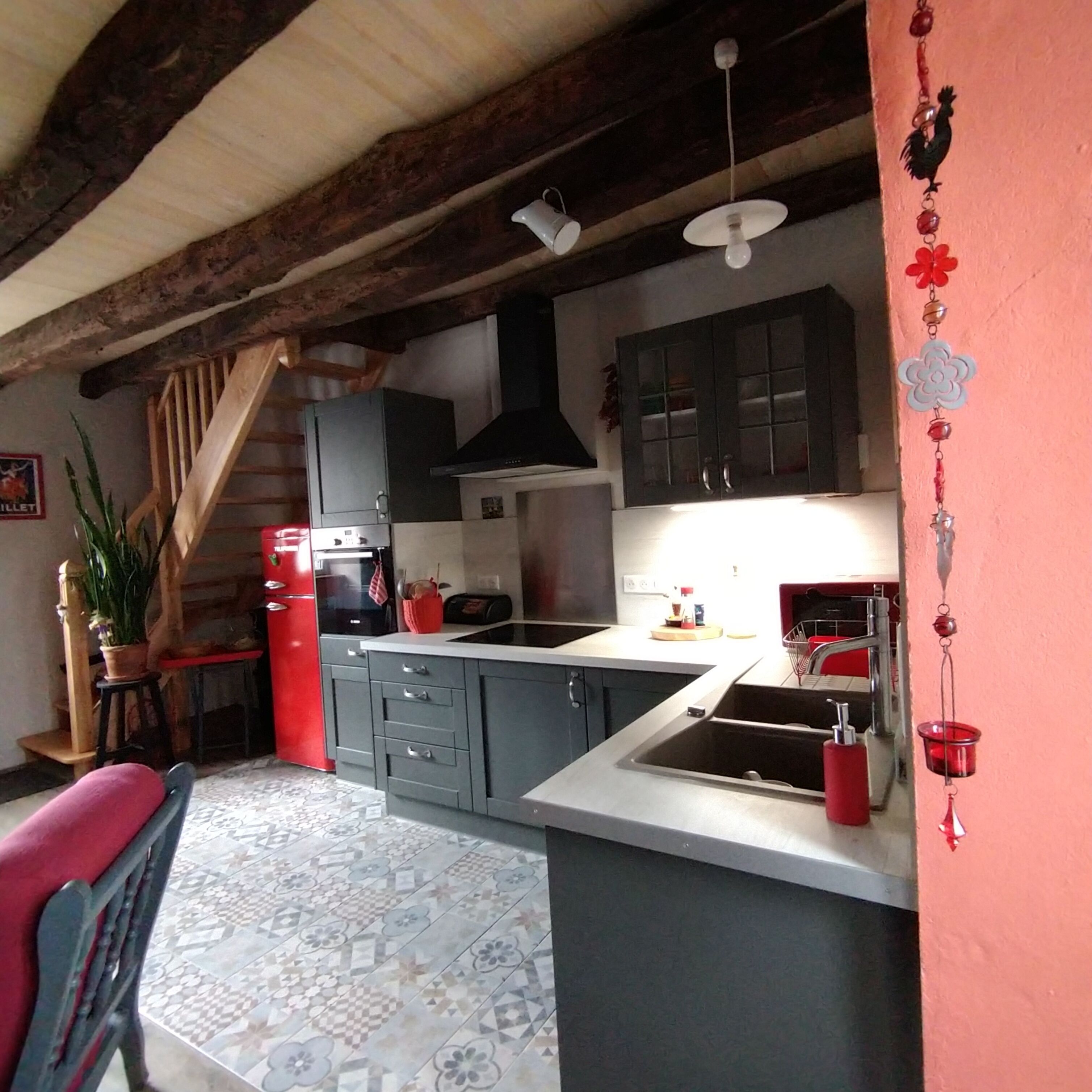 Réfrigérateur, micro-ondes, four, plaque de cuisson