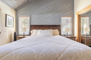 4 bedrooms, WiFi, bed sheets - MST #1-Large townhome in heart of town. Easily sleeps 10! Beautifully updated (Mammoth Lakes)