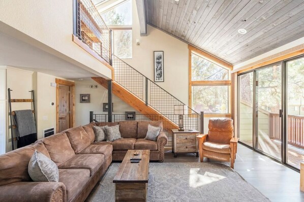 TV, fireplace - MST #1-Large townhome in heart of town. Easily sleeps 10! Beautifully updated (Mammoth Lakes)