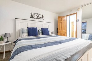 1 bedroom, free WiFi, bed sheets - Cozy cabin close distance to the slopes with full amenity complex! (Mammoth Lakes)