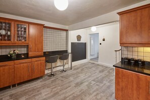 House | Private kitchen | Fridge, microwave, oven, stovetop - The Alby (Whitby)