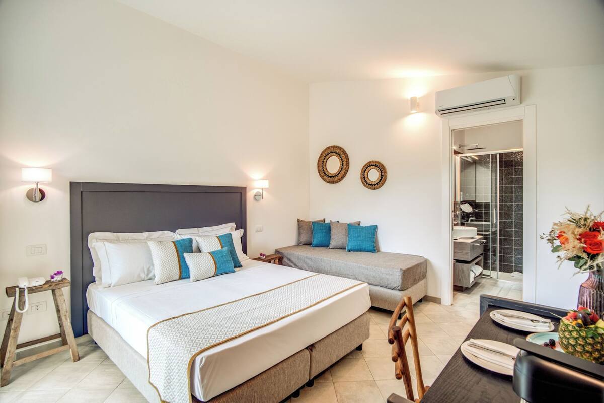 Hypo-allergenic bedding available, minibar, in-room safe