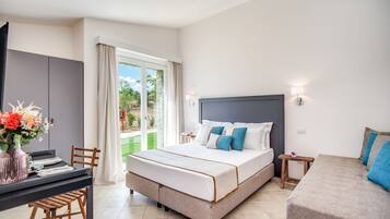 Hypo-allergenic bedding, minibar, in-room safe, blackout curtains