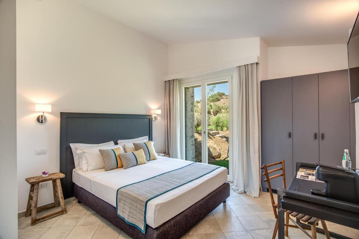 Junior Suite | Hypo-allergenic bedding, minibar, in-room safe, blackout drapes