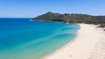 Pantai pribadi di sekitar dan pasir putih