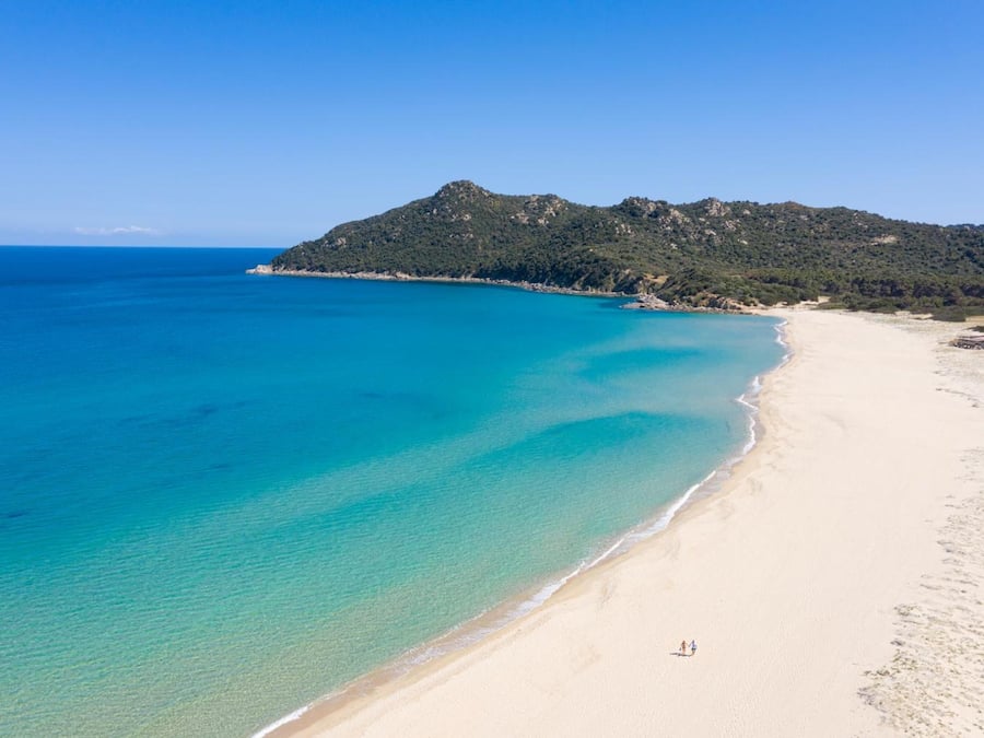 On the beach, white sand, free beach shuttle, sun loungers