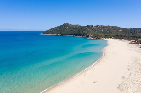 Sulla spiaggia, sabbia bianca, navetta gratuita per la spiaggia. Cala Sinzias Resort