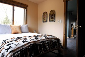 5 bedrooms, desk, iron/ironing board, WiFi