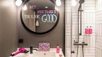 Artículos de tocador gratuitos, secador de pelo, toallas, jabón