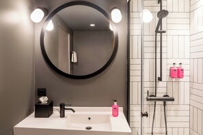 Artículos de higiene personal gratuitos, secador de pelo y toallas