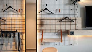 Habitación, 1 cama de matrimonio grande, vistas al puerto | Escritorio, espacio para trabajar con un portátil, cortinas opacas