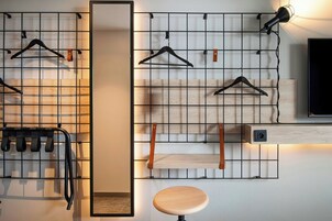 客房, 1 张特大床, 海港景观 | 办公桌、笔记本电脑工作区、遮光窗帘、隔音