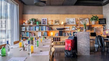 Una biblioteca moderna con estanterías de madera, libros y elementos decorativos.