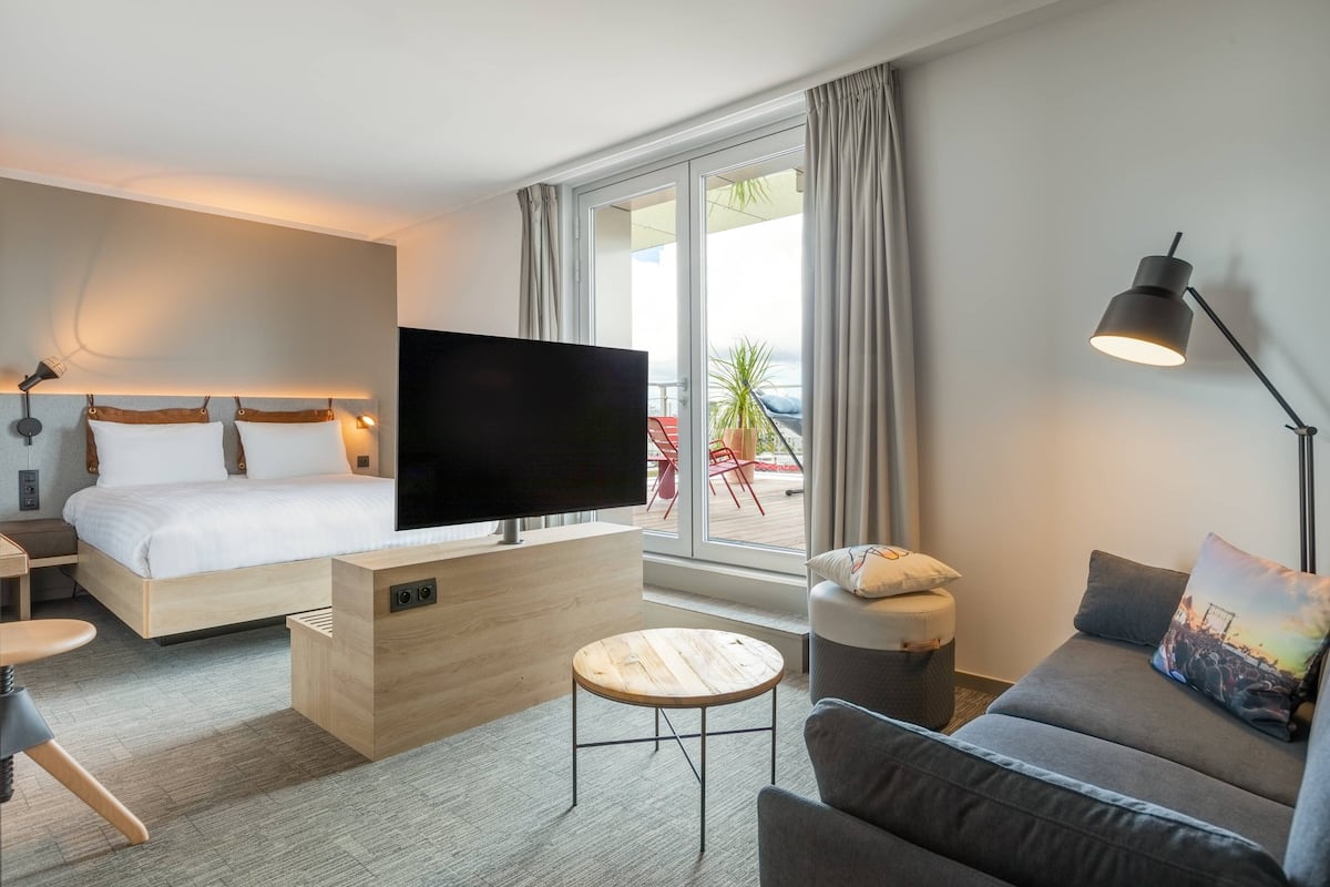 Room, 1 Queen Bed with Sofa bed
