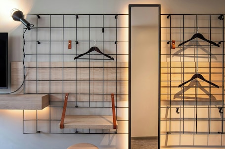 Escritorio, espacio para trabajar con laptop y cortinas blackout . Moxy Bordeaux Hotel