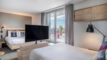 Habitación, 1 cama Queen size y sofá cama | Escritorio, espacio para trabajar con laptop y cortinas blackout