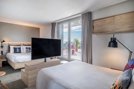 Escritorio, espacio para trabajar con laptop y cortinas blackout . Moxy Bordeaux Hotel