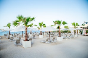 Plage privée, cabines gratuites, chaises longues, parasols