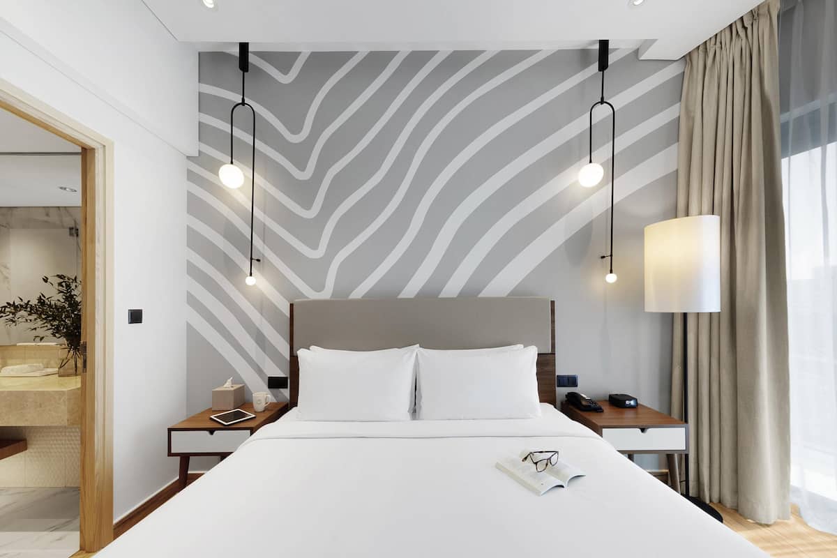 Premium bedding, in-room safe, desk, laptop workspace