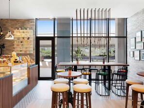 Tägliches kontinentales Frühstück (120.00 AED pro Person)