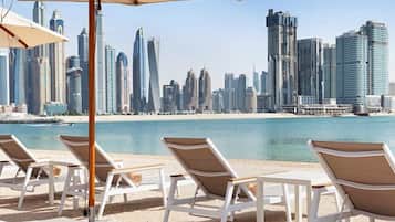 Praia particular, barracas de praia de cortesia, espreguiçadeiras