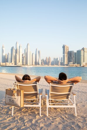 Plage privée, cabines gratuites, chaises longues, parasols