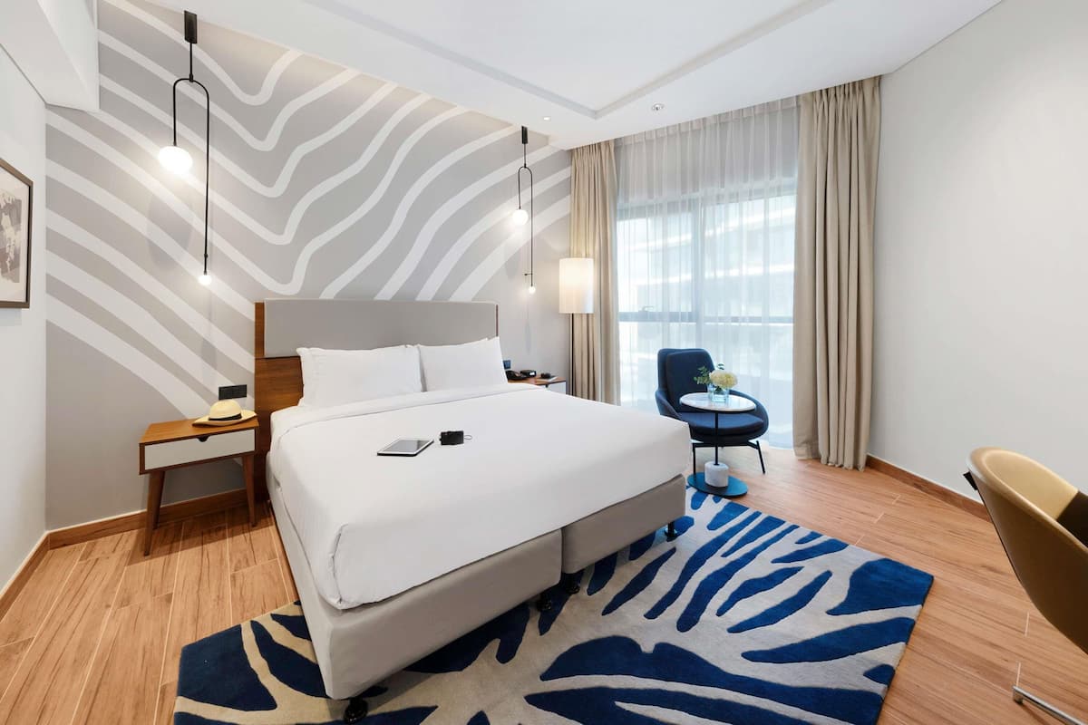 1 makuuhuone, ylelliset vuodevaatteet, tallelokero huoneessa, työpöytä