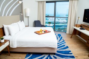 高档床上用品、客房内保险箱、办公桌、笔记本电脑工作区