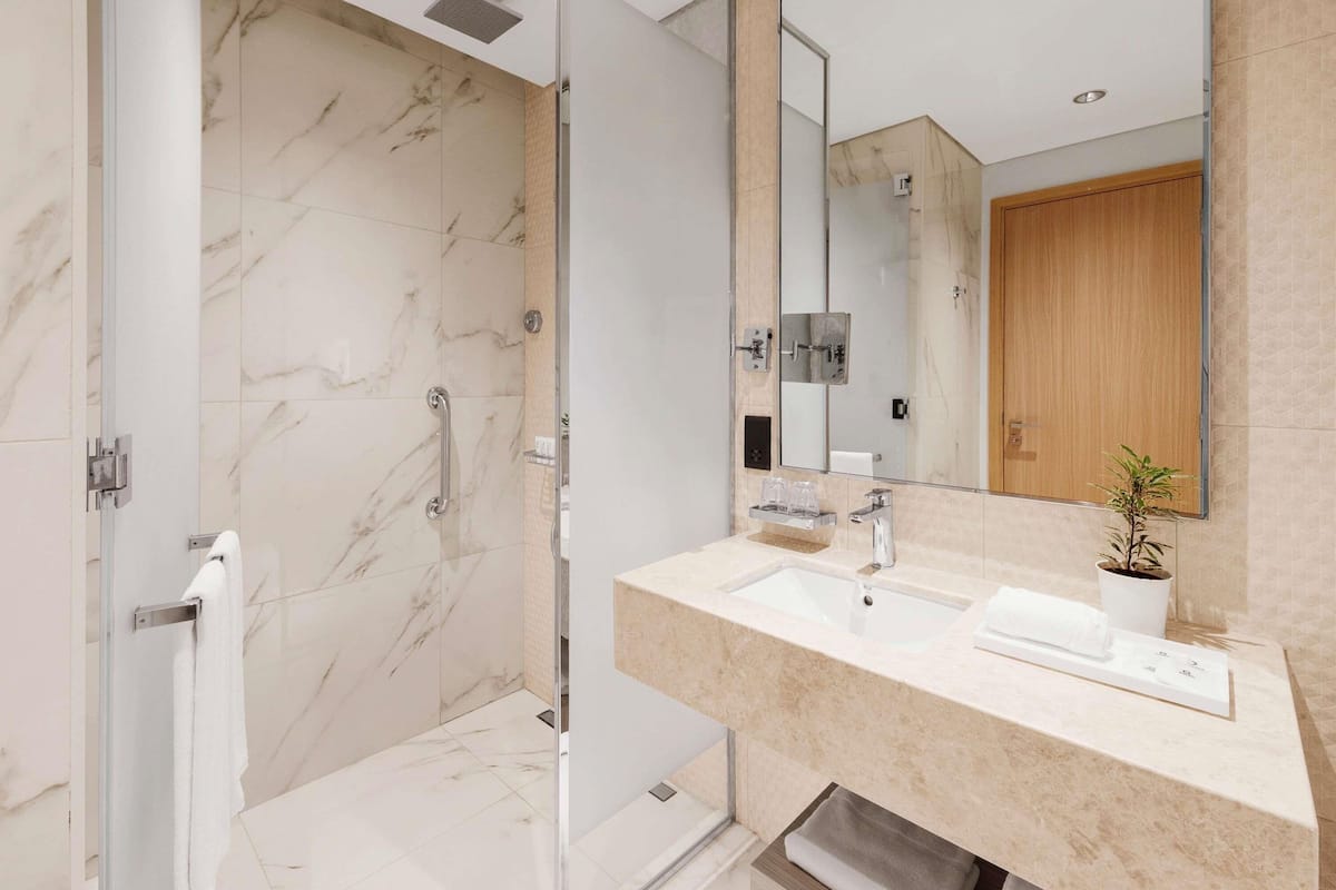 1 makuuhuone, ylelliset vuodevaatteet, tallelokero huoneessa, työpöytä