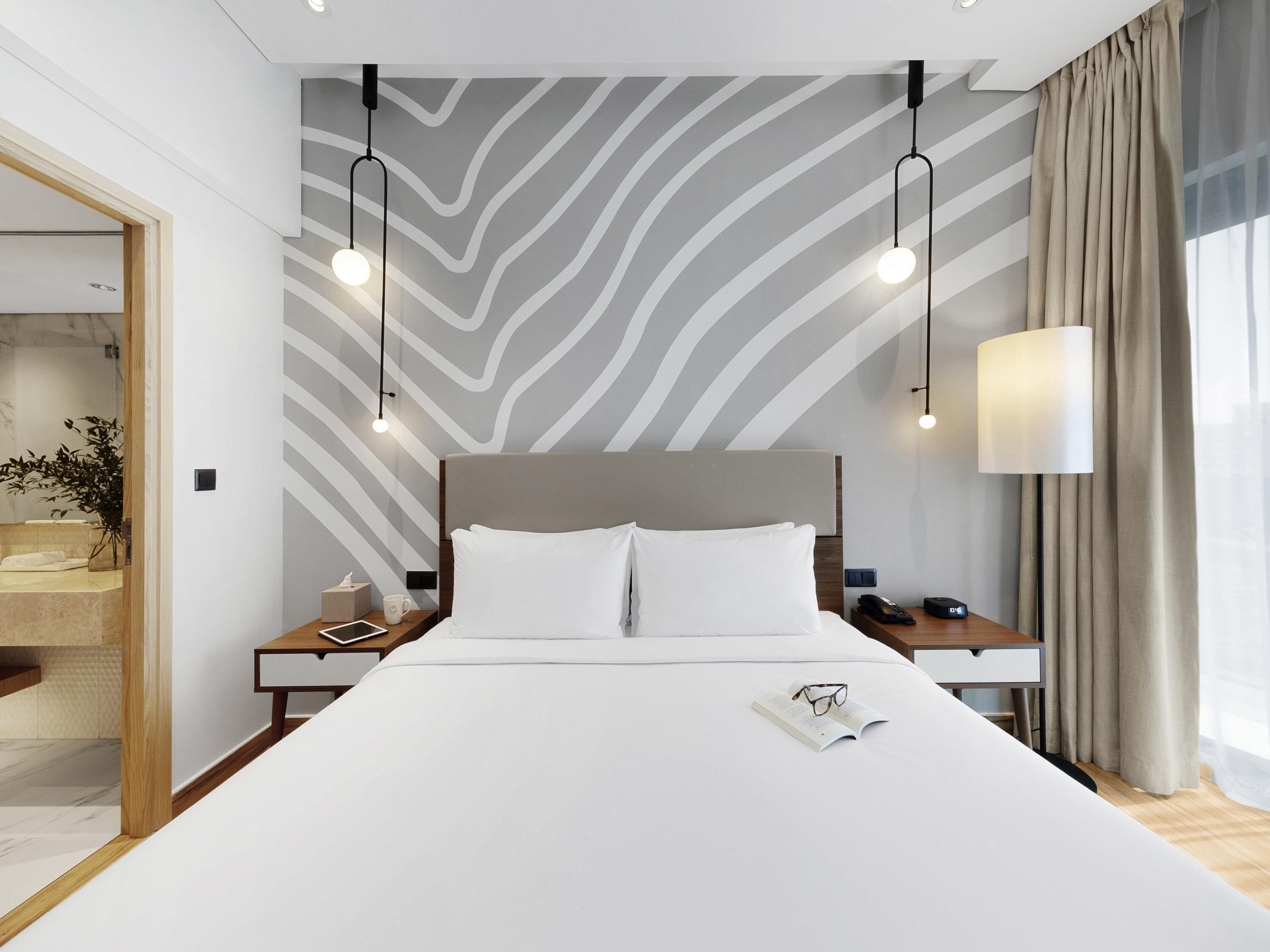 Luxe beddengoed, een kluis op de kamer, een bureau, een laptopwerkplek