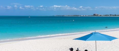 Sur la plage, chaise longue, serviettes de plage