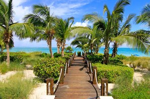 Na praia, espreguiçadeiras, toalhas de praia 