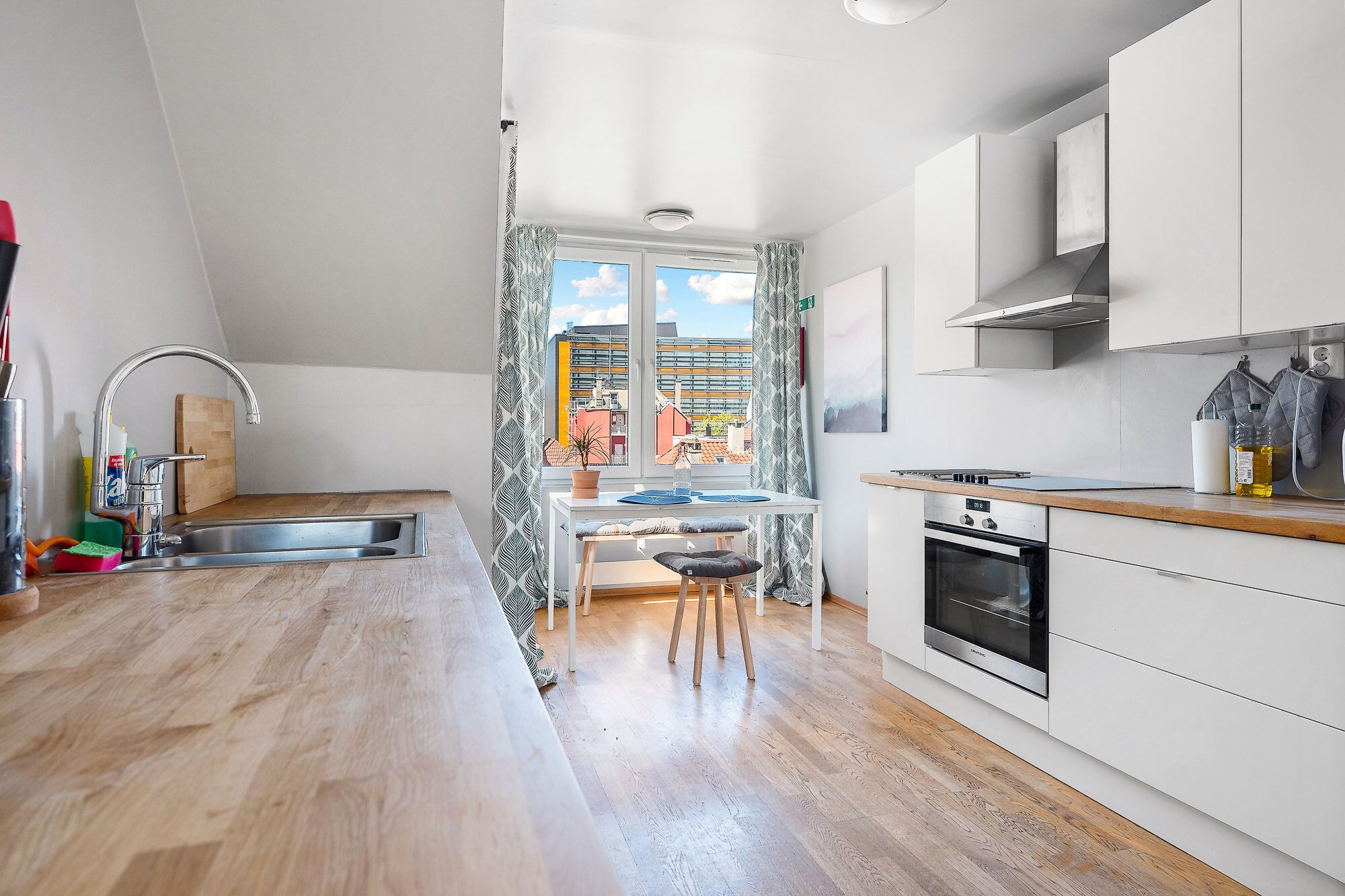 Fridge, stovetop, dishwasher, coffee/tea maker