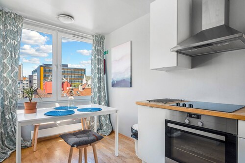 Vibrant and Lively Central Location. Mb401