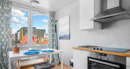 Vibrant and Lively Central Location. Mb401