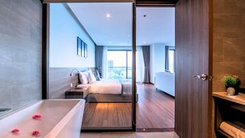 Junior Suite King | 1 bedroom, in-room safe, desk, rollaway beds