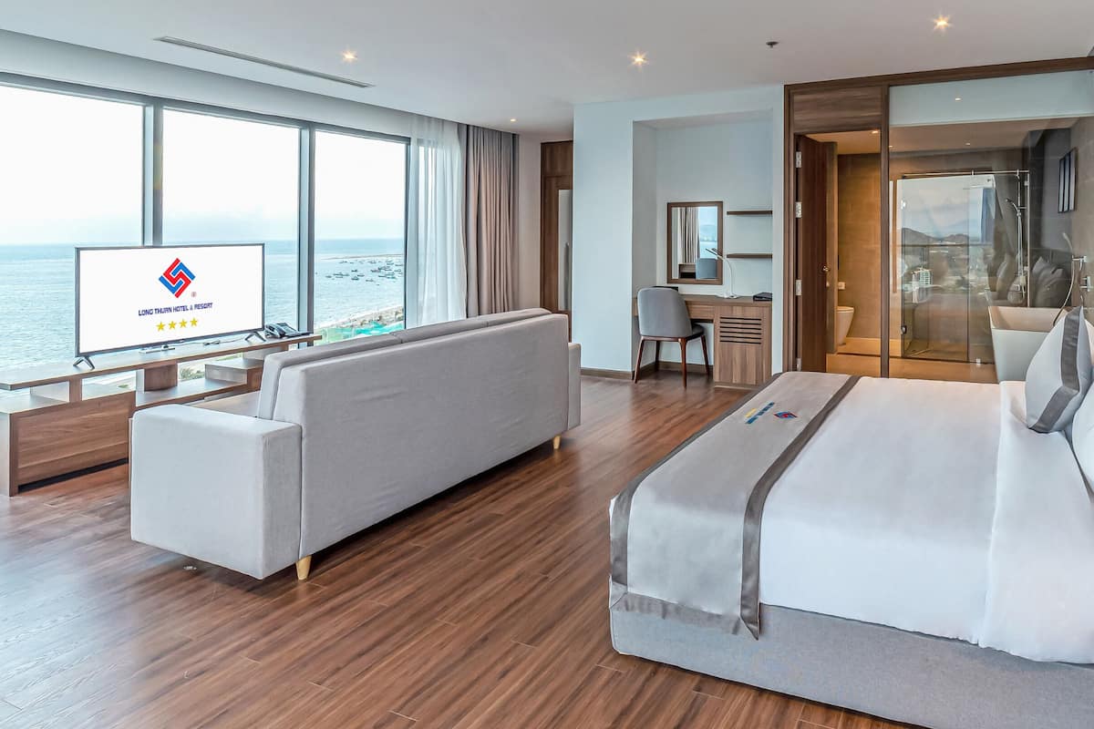 Junior Suite King | 1 bedroom, in-room safe, desk, rollaway beds