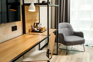 Escritorio y espacio para trabajar con un portátil